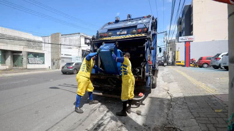 Trabalhadores da limpeza urbana anunciam greve em Salvador por tempo indeterminado