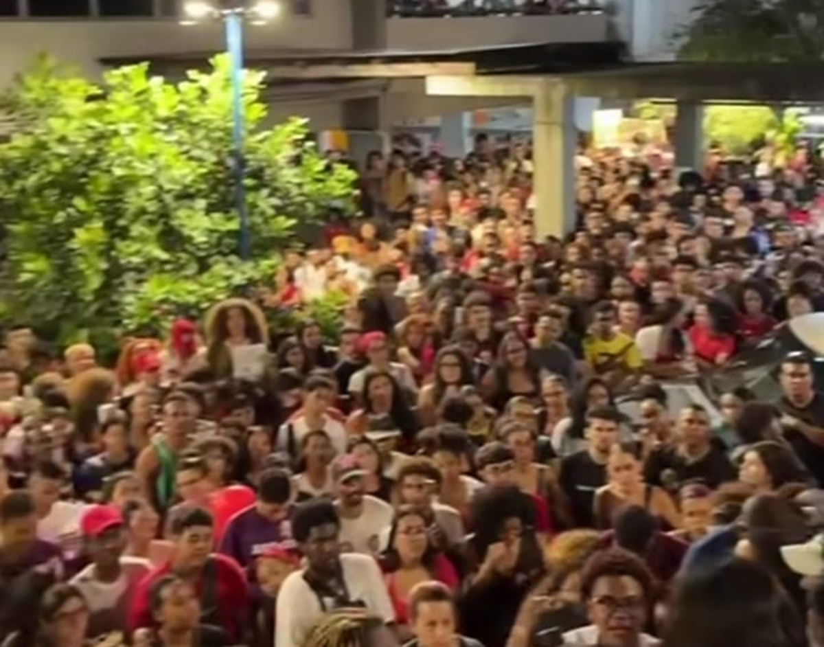 Assista: Estudantes fazem manifestação em apoio a Lula em Salvador após primeiro turno