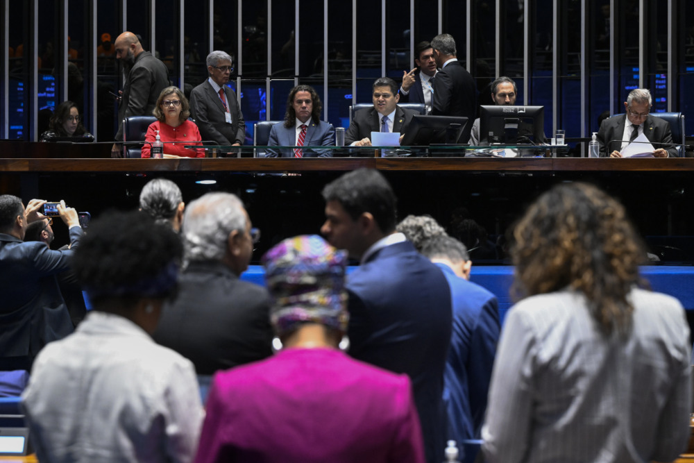 Plenário do Senado Federal durante sessão deliberativa ordinária. Ordem do dia. Na pauta, quinta e última sessão de discussão e votação, em primeiro turno, da proposta de emenda à Constituição  que acaba com a escala 6x1 - seis dias de trabalho e um de repouso ( PEC 221/2019). O texto reduz a jornada laboral de 44 para 40 horas semanais, que podem ser cumpridas em cinco dias de oito horas diárias com repouso semanal remunerado de dois dias. A proposta estabelece dois dias de repouso, um deles preferencialmente aos domingos, sem redução salarial. Mesa: líder do governo no Senado Federal, senadora Teresa Leitão (PT-PE);senador Veneziano Vital do Rêgo (MDB-PB);presidente do Senado Federal, senador Davi Alcolumbre (União-AP); secretário-geral da Mesa do Senado Federal, Danilo Augusto Barboza de Aguiar;senador Izalci Lucas (PL-DF).Foto: Carlos Moura/Agência Senado