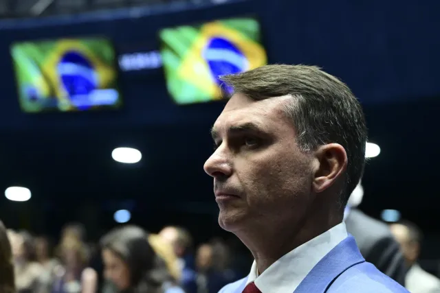 Após desistência de Flávio Bolsonaro, Globo cancela debate televisivo