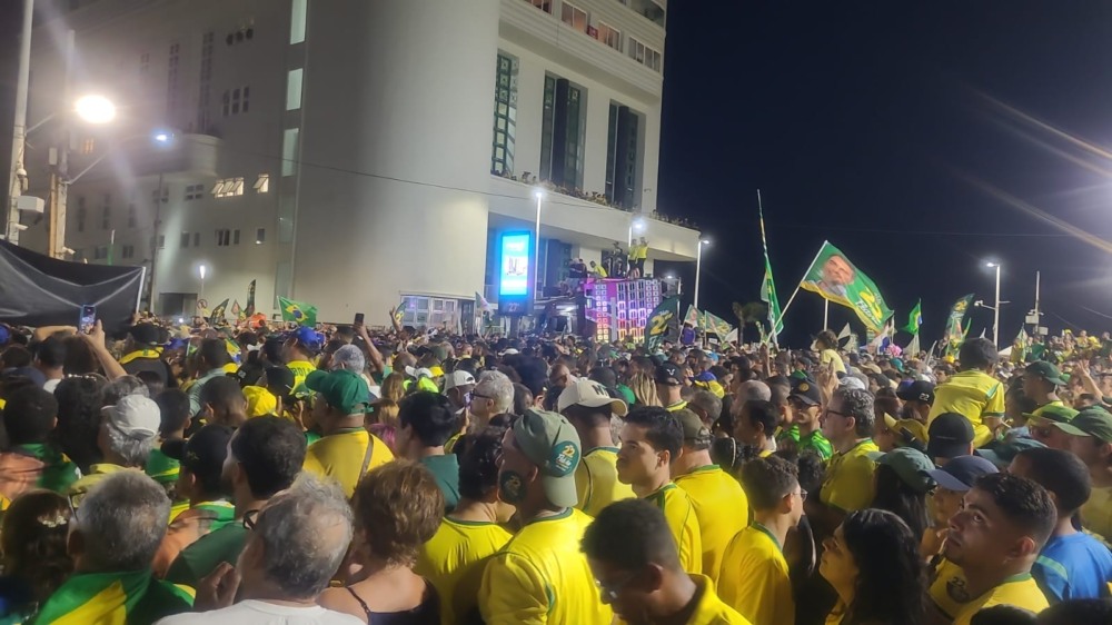 Após reviravolta na Justiça, Flávio Bolsonaro recebe título de cidadão soteropolitano
