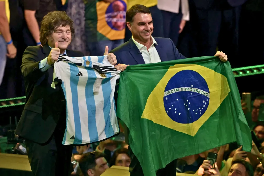 Enquanto Argentina empobrece, Milei comemora resultado de Flávio no Brasil