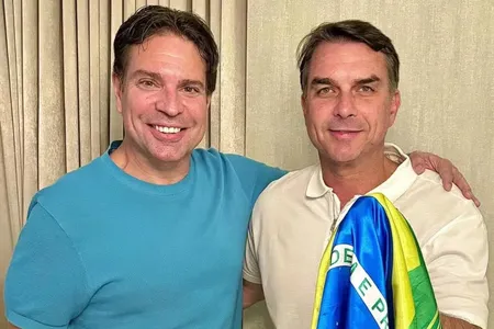 Flávio Bolsonaro aparece ao lado de Ramagem após chegada aos EUA