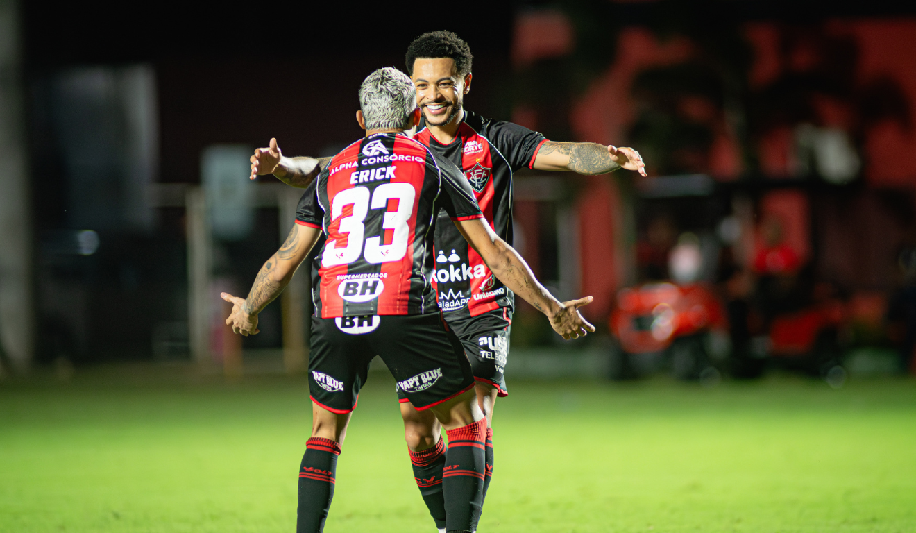 Vitória atropela Chapecoense e ganha fôlego no Brasileirão