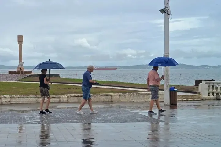 Frente fria e ventania fecham travessias de lanchas e colocam Salvador em alerta