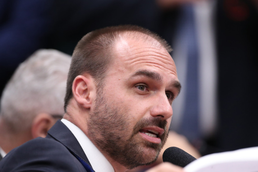 Ministro do STF manda expedir mandado de prisão contra Eduardo Bolsonaro