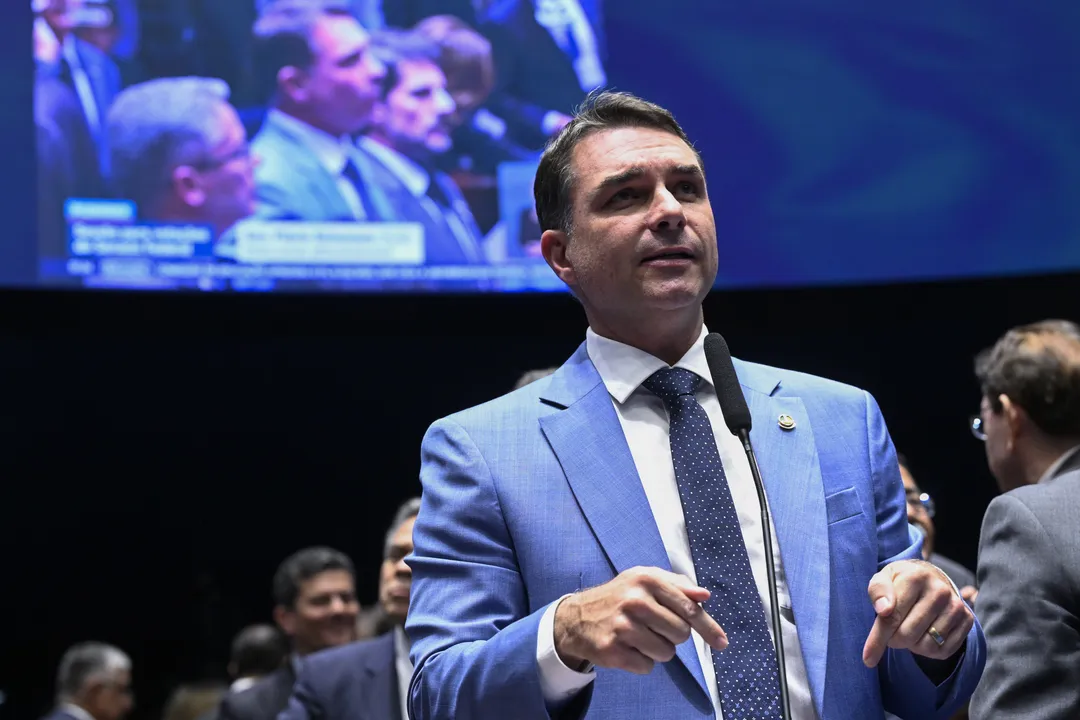 Trump dará vistos a Flávio Bolsonaro e família para entrada nos EUA