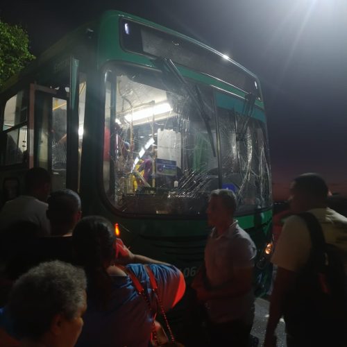 Três ônibus da Integra se envolvem em acidente
