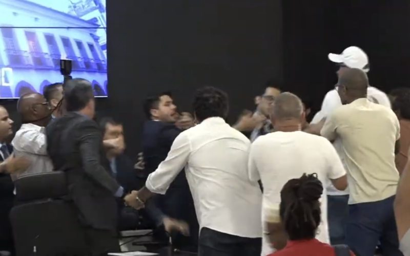 Confusão generalizada com professores e vereadores de Salvador