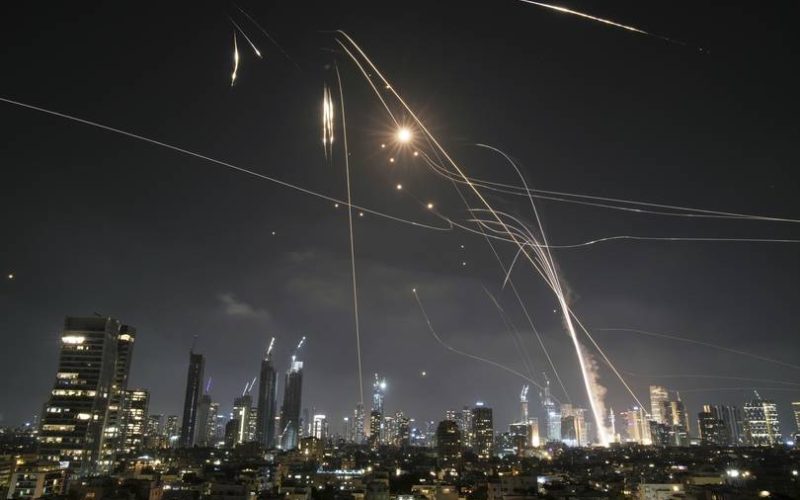Irã lança centenas de mísseis em direção a Israel, e explosões são registradas em Tel Aviv