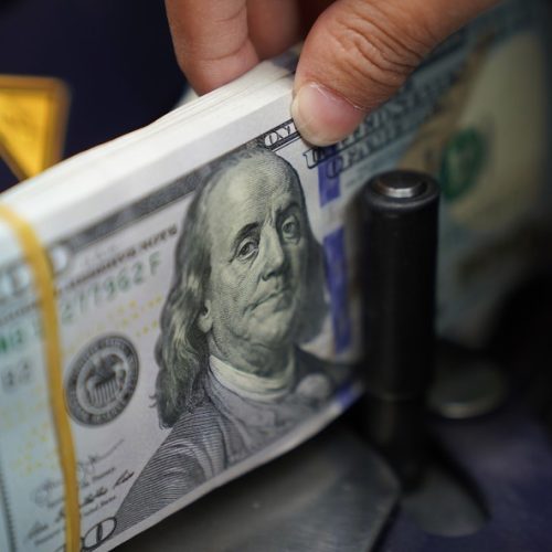 Dólar cai a R$ 5,48, menor cotação desde outubro, 