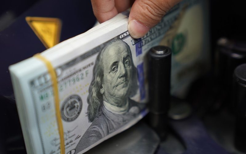 Dólar cai a R$ 5,48, menor cotação desde outubro, 