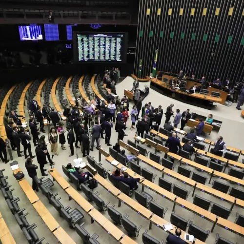 Brasil Ganhará 18 Novos Deputados; Decisão Gera Debate Sobre Gastos e Representatividade