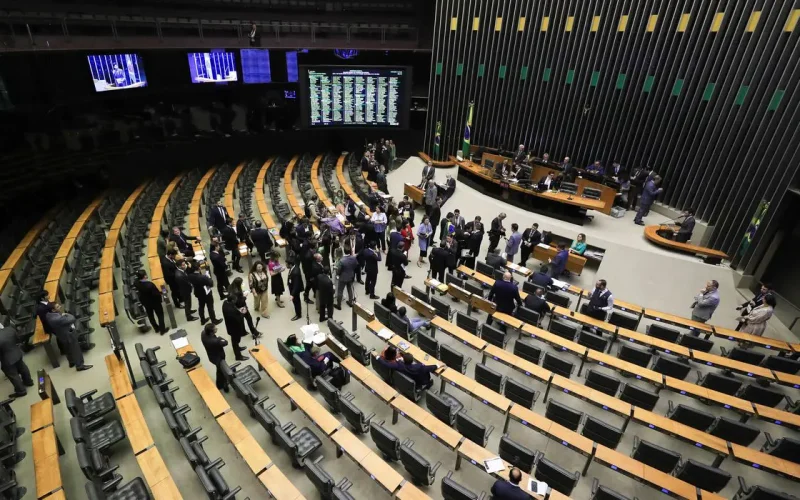 Brasil Ganhará 18 Novos Deputados; Decisão Gera Debate Sobre Gastos e Representatividade