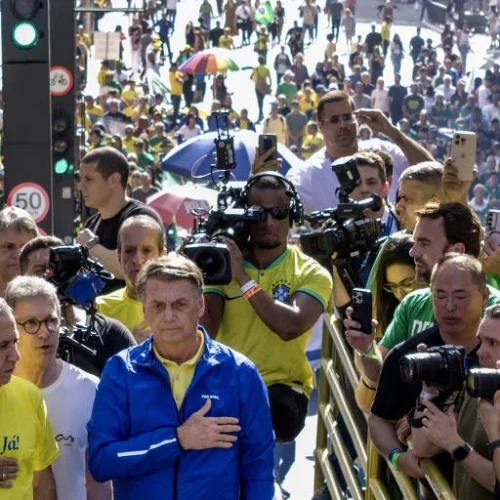 Público abaixo do esperado marca ato de Bolsonaro, que mantém discurso de resistência