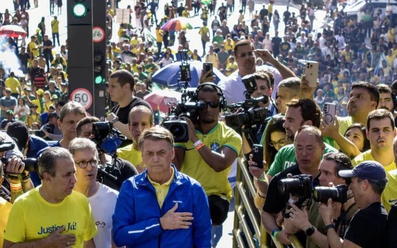 Público abaixo do esperado marca ato de Bolsonaro, que mantém discurso de resistência
