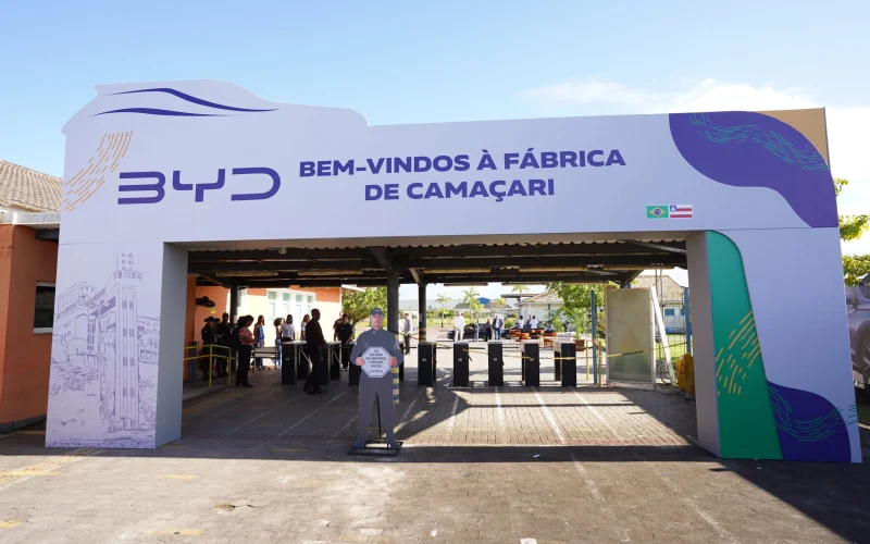 BYD na Bahia: fábrica chinesa enfrenta atrasos, denúncias trabalhistas e promete produção plena só em 2026