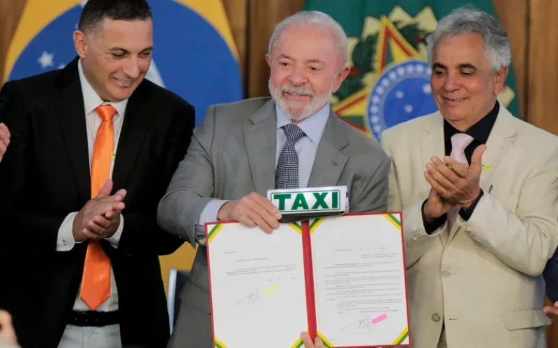 Lula zera taxa de verificação de taxímetros e alivia bolso de milhares de taxistas