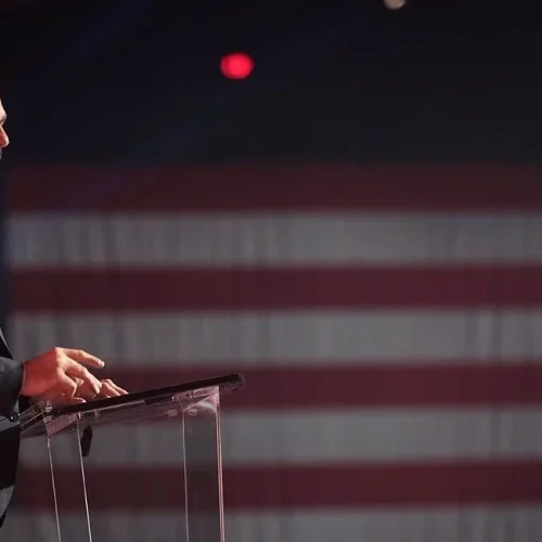 Eduardo Bolsonaro é investigado por suspeita de vazar informações sobre tarifa de Trump ao mercado financeiro