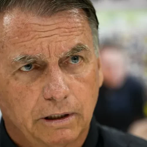 Moraes adverte Bolsonaro, mas não determina prisão