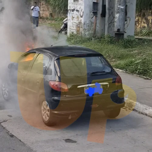 Carro pega fogo em via pública em Salvador e assusta populares; saiba o que fazer em casos assim
