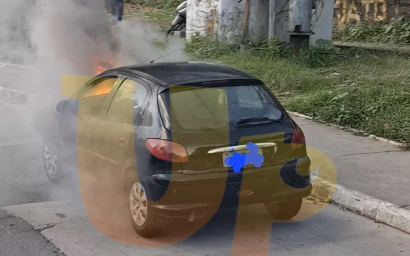 Carro pega fogo em via pública em Salvador e assusta populares; saiba o que fazer em casos assim