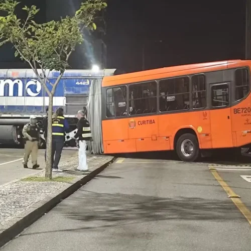 Ônibus biarticulado parte ao meio após colidir com trem em Curitiba