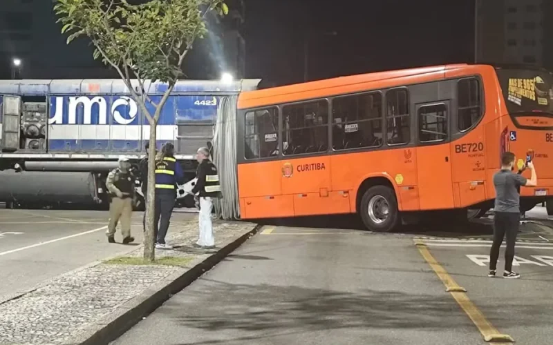 Ônibus biarticulado parte ao meio após colidir com trem em Curitiba