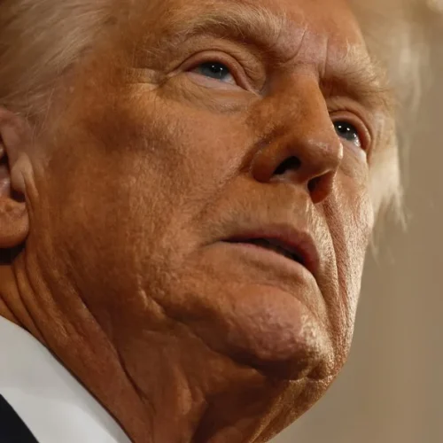 Tribunal dos EUA coloca em xeque poder de Trump e adia decisão que pode travar tarifaço global