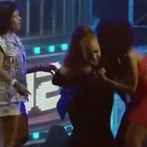 Joelma se desentende com fã em cima do palco e quase sai no tapa; veja vídeo