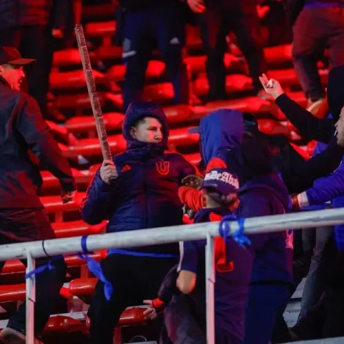 Assista – Briga de torcidas cancela o jogo na Sul-americana