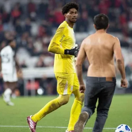 Hugo Souza é agredido por torcedor do Athletico-PR na Copa do Brasil, veja