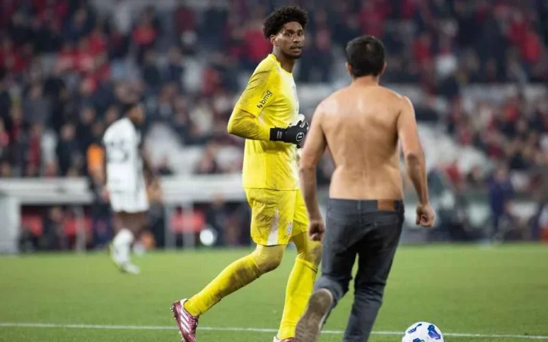Hugo Souza é agredido por torcedor do Athletico-PR na Copa do Brasil, veja