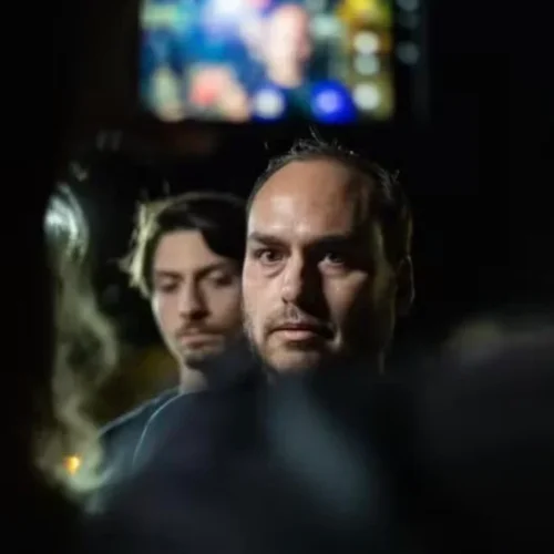 Filhos de Bolsonaro participam de vigília em Brasília horas antes do julgamento no STF