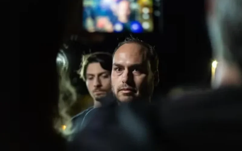 Filhos de Bolsonaro participam de vigília em Brasília horas antes do julgamento no STF