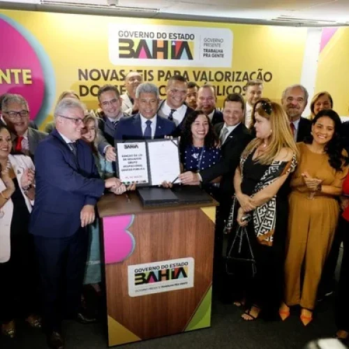 Governador da Bahia sanciona leis que reajustam salários de 45 mil servidores