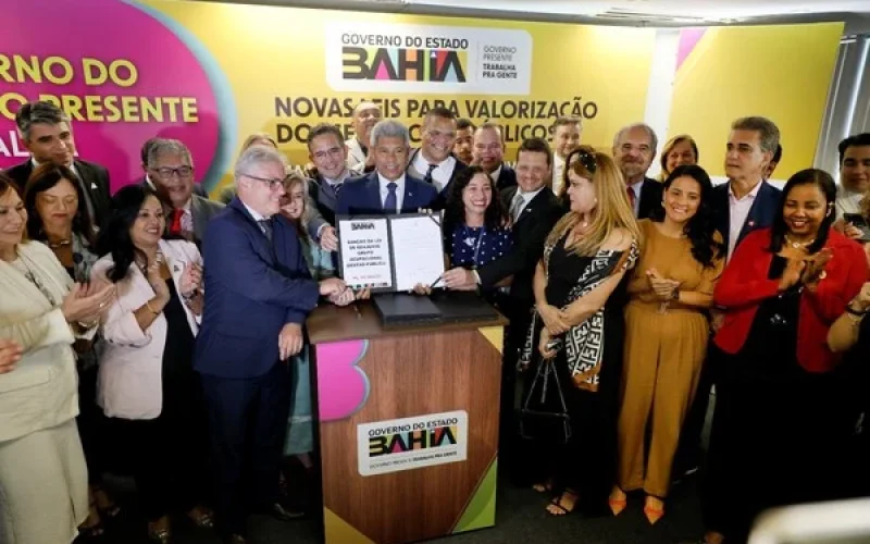 Governador da Bahia sanciona leis que reajustam salários de 45 mil servidores