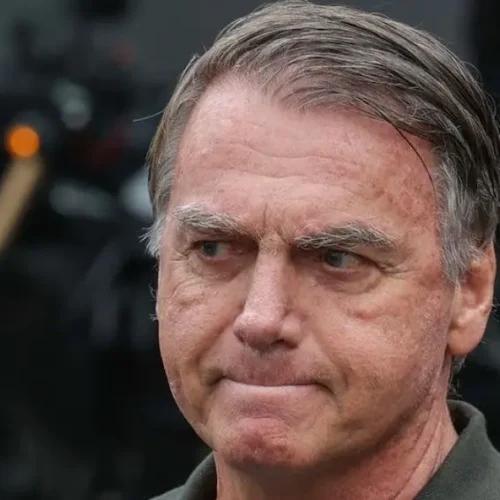 Após procedimento médico, Bolsonaro é diagnosticado com anemia e pneumonia residual