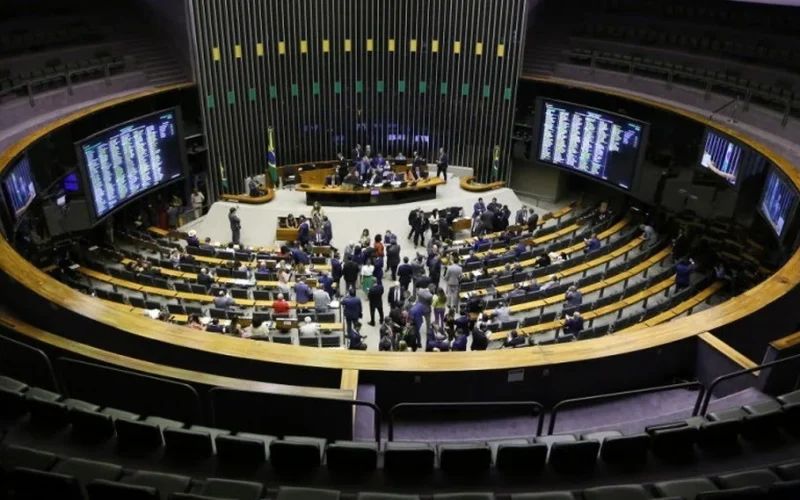 Câmara aprova isenção do Imposto de Renda para quem ganha até R$ 5 mil; texto segue para o Senado