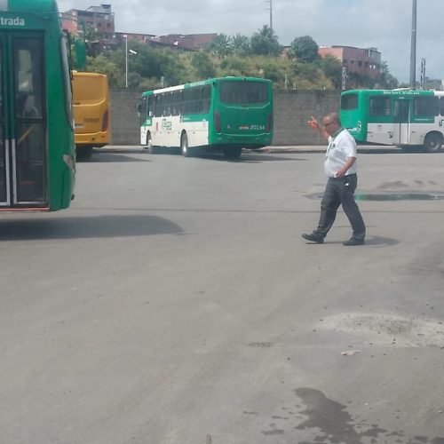 Portão quebrado no estoque de ônibus da Estação Pirajá causa medo entre trabalhadores há mais de um mês
