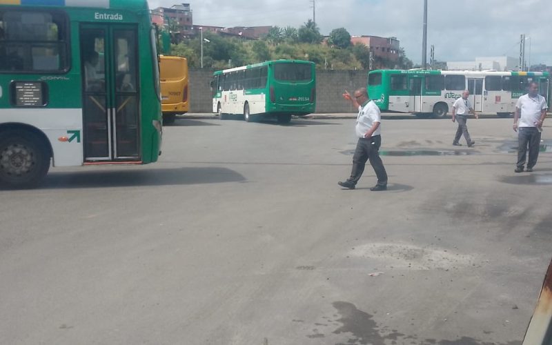 Portão quebrado no estoque de ônibus da Estação Pirajá causa medo entre trabalhadores há mais de um mês