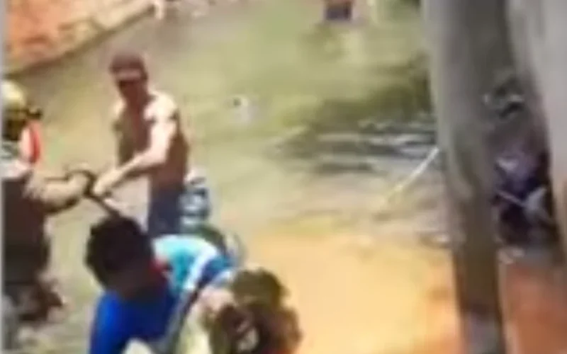 Assista o resgate de uma Sucuri Gigante em uma área de banho das mais visitadas do país