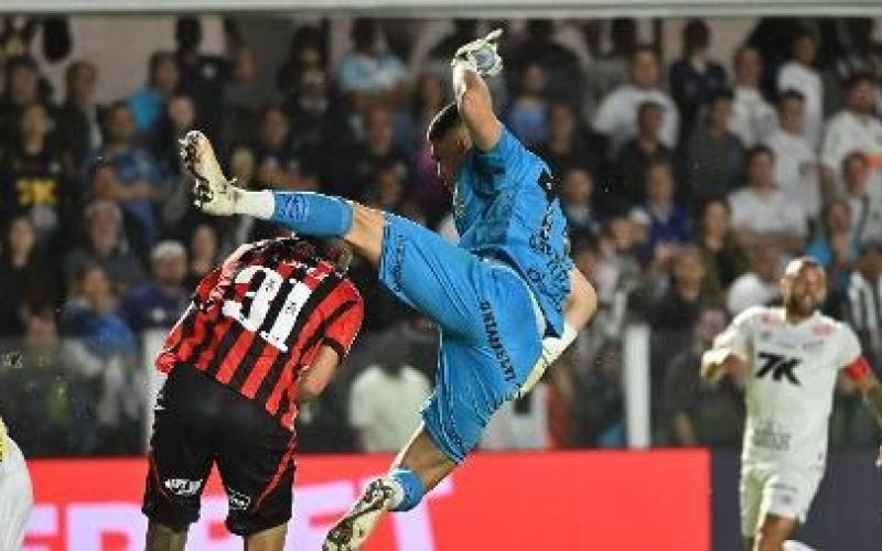 Vitória vence o Santos embola a briga contra o rebaixamento e irrita Neymar, Veja