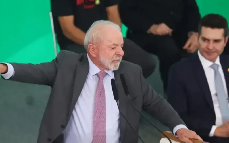 Lula lança programa para reformas em moradias, critica taxa Selic e diz que BC vai ter que “abaixar os juros”
