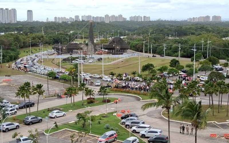 Empresários e instrutores de autoescolas realizam protestos em Salvador
