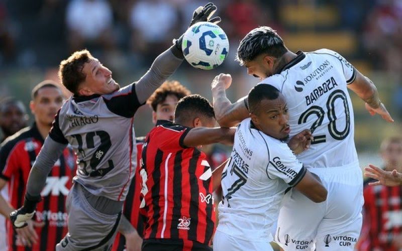 Goleiro do Vitória entra na mira de clube da Série A e pode deixar o Leão nesta janela