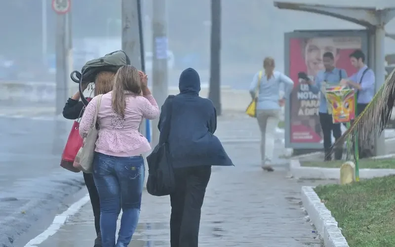 INMET emite alerta de perigo potencial por chuvas intensas na capital e em partes do interior da Bahia
