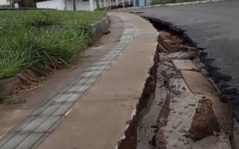 Assista o vídeo de buracos expostos na via próximo a Est. MUSSURUNGA