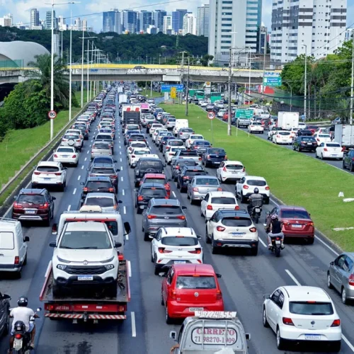 Transporte individual dispara no Brasil e agrava poluição e engarrafamentos nas grandes cidades
