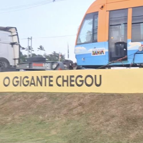 Primeiro trem do VLT é exposto na paralela em Salvador